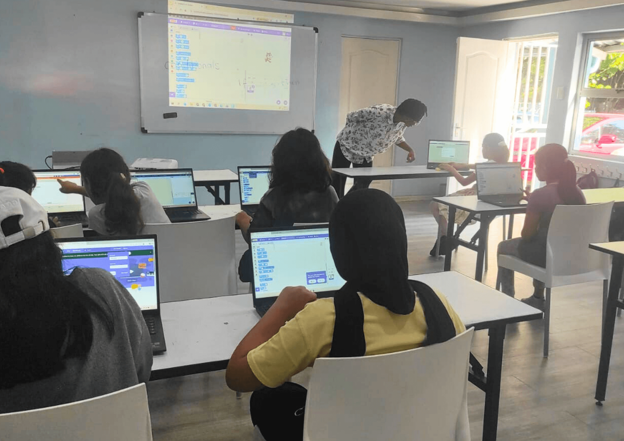 Kids using Scratch at a learning institution